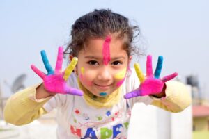 Enfant avec de la peinture sur les mains