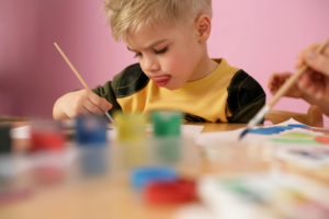 Enfant en train de peindre